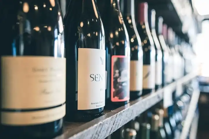 Garrafas de vinho com rótulos